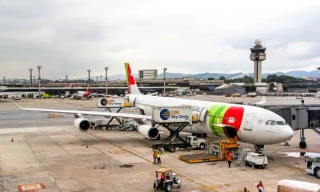 Nhiều khách bị ngạt khói, máy bay phải hạ cánh khẩn cấp