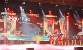 Tái hiện hoạt cảnh nhà vua mở tiệc trà chiêu đãi quần thần 