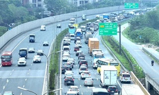 Lượng xe đổ về cửa ngõ Hà Nội và TPHCM tăng cao, có nơi 4 lần xả trạm thu phí