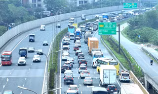 Lượng xe đổ về cửa ngõ Hà Nội và TPHCM tăng cao, có nơi 4 lần xả trạm thu phí
