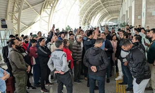 Hàng trăm người kẹt ở sân bay quân sự, không đồ ăn nước uống suốt 2 ngày