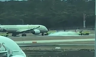 ‘Siêu máy bay’ Boeing chở gần 300 người nổ lốp