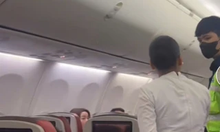 Gần 60 triệu người xem hành động của khách nữ trên chuyến bay Hà Nội - Kuala Lumpur