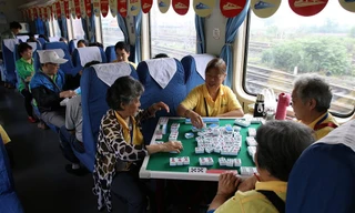 Độc lạ tàu hỏa 'tóc bạc' chuyên phục vụ khách cao tuổi 