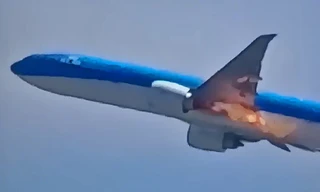 Máy bay Boeing 777 cháy động cơ khi vừa cất cánh