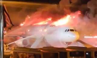 Máy bay bốc cháy vì nổ pin dự phòng điện thoại 