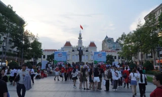 Phố đi bộ Nguyễn Huệ đông nghẹt người chờ xem 3D Mapping