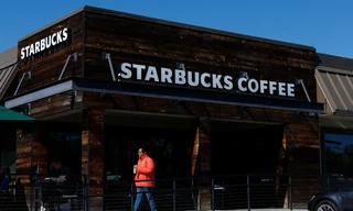 Một tài xế được bồi thường gần 1.300 tỷ vì 1 cốc Starbucks 