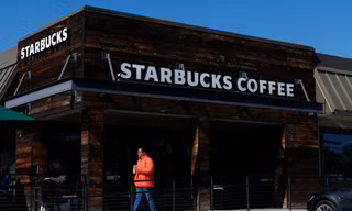 Một tài xế được bồi thường gần 1.300 tỷ vì 1 cốc Starbucks 
