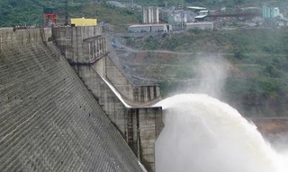 Thủy điện sông Tranh 2 xả lũ ngày 7-11. Ảnh: Nguyễn Thành