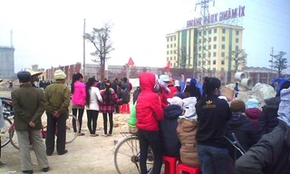 Hàng trăm người dân vây Nhà máy xi măng Xuân Thành tại Hà Nam