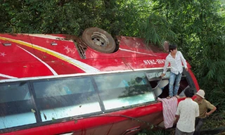 Xe khách lật nhào, hàng chục người bị thương