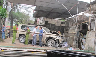 Toyota Prado bỗng nhiên phát nổ trên vỉa hè