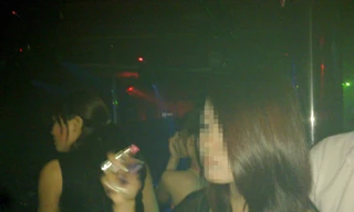 Cô nào cũng còn rất trẻ, và uống bia rượu giỏi