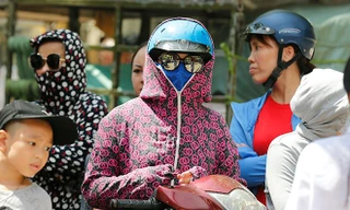 Phụ huynh 'hoá ninja' đội nắng hồi hộp chờ con thi vào 10