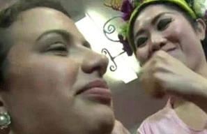 Thi nhau tát để làm đẹp