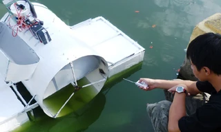 Quang điều khiển máy hút rác. Ảnh: Nguyễn Huy