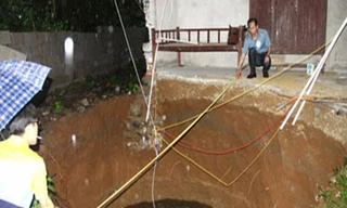 Hổ tử thần "khủng" nuốt chửng nửa ngôi nhà