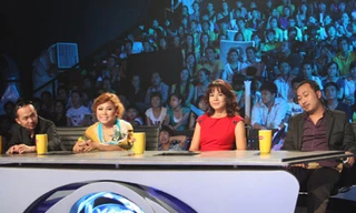 Diễm Quỳnh (thứ hai phải sang) trong vị trí giám khảo VietNam Idol 2010