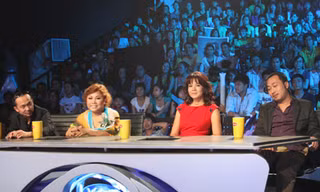 Diễm Quỳnh (thứ hai phải sang) trong vị trí giám khảo VietNam Idol 2010