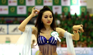 Màn múa bụng gợi cảm của nữ sinh Phương Đông