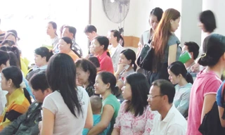 Sản phụ chen chân tại phòng sinh Bệnh viện Từ Dũ ngày 11-2 Ảnh: Lê Nguyễn