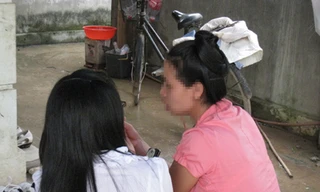 Chị Thảo đang tư vấn HIV cho một bạn trẻ