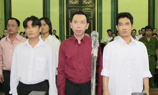 Bị cáo Phan Cao Trí (áo sẫm màu) cùng đồng phạm trước vành móng ngựa