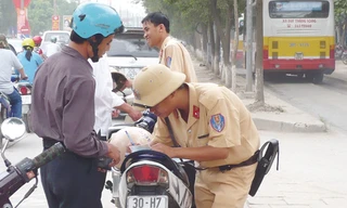 CSGT Hà Nội lập biên bản xử phạt người vi phạm giao thông. Ảnh: Trọng Đảng