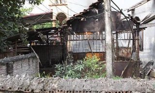 Một nhà dân bị cháy do vụ nổ gây ra