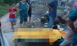 Thi thể một nạn nhân vụ lật ghe được đưa lên bờ. Ảnh do người dân cung cấp.