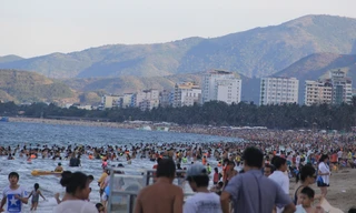 Du khách chen chân tắm biển Nha Trang