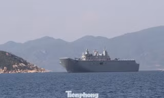 Hai tàu Hải quân Hoàng gia Australia thăm Cảng Quốc tế Cam Ranh