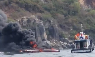 Cháy ca nô trên vịnh Nha Trang, hai thuyền viên bị bỏng