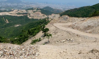 Hàng loạt dự án được cấp phép tràn lan trên núi, quây tôn rồi bỏ đó 