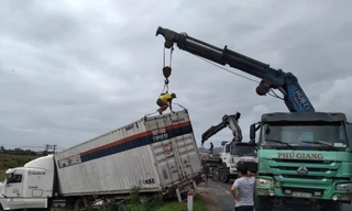 Xe tải và container liên tiếp lao xuống ruộng lúa vì gió bão