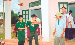 Thượng tá Nguyễn Văn Hạnh (trái) cùng đồng đội tham gia khám chữa bệnh miễn phí cho người dân