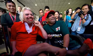 Tỉ phú Richard Branson (trái) và người sáng lập hãng AirAsia, ông Tony Fernandes (giữa)