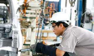 Doanh nghiệp muốn dễ dàng tiếp cận vốn ngoại tệ, đất đai (trong ảnh: DN sản xuất ôtô) Ảnh: Hồng Vĩnh