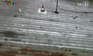 Những chai nước chiếu sáng thay bóng điện. Ảnh chụp từ clip