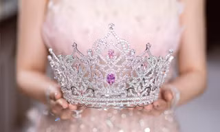 Vương miện Hoa hậu Việt Nam 2024 được lấy cảm hứng từ một loài hoa