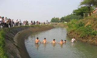 Lực lượng cứu hộ dùng lưới B40 tìm kiếm người bị nạn dưới nước