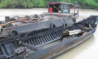 Ghe chở hàng ngàn lít xăng dầu bốc cháy trên sông