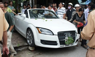 Xe Audi từ Hà Nội vào Vinh đâm gãy cột điện