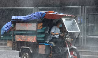 Hà Nội mưa dông trắng trời, nội thành cảnh báo ngập lụt