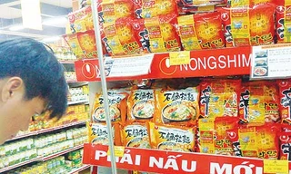 Khách hàng đang chọn mua mì gói Shin Ramyun, Hàn Quốc tại siêu thị Maximark Cộng Hòa (Q.Tân Bình, TP.HCM) chiều 15.6 - ảnh: Thanh Tùng