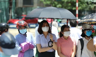  Sĩ tử ‘đội nắng’ tranh suất vào lớp 10 chuyên, phụ huynh ngóng con từng giây từng phút