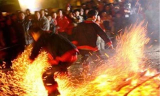 Tục nhảy vào lửa đầu năm mới của dân tộc nào?