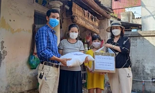 Học sinh nghèo huyện Gia Lâm được tặng quà và thiết bị học tập