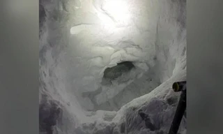 Hang tuyết thiếu niên tự đào để trú ẩn. Ảnh: South Cariboo Search & Rescue.